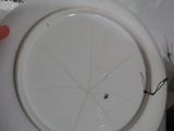 une assiette blanche percée d'un trou au milieu