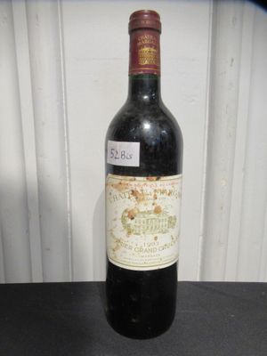 une bouteille de vin posée sur une table