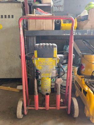 un chariot sur lequel se trouve une borne d'incendie, dans un garage