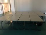 une table placée au milieu d'une pièce