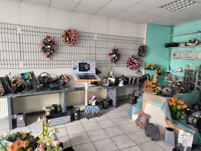 a room filled with lots of flowers and vases