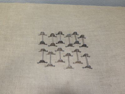 a lot of small metal objects that are on a table