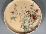 une assiette décorée de fleurs, posée sur une table