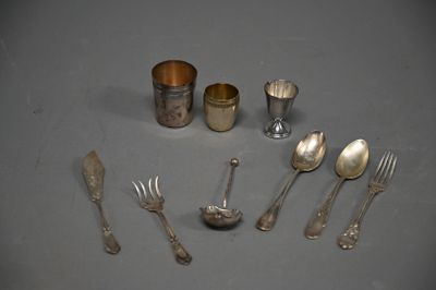 de nombreuses cuillères et couverts en argent sur la table