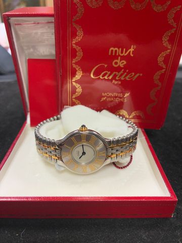 CARTIER. Montre de femme Must en métal, boitier rond à chiffre ro...