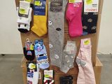 de nombreuses paires de chaussettes exposées sur une palette