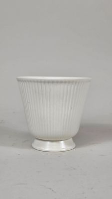 paire de bols en porcelaine blanche à bords cannelés, reposant sur un socle