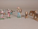 de nombreuses figurines de tailles et de couleurs différentes sur la table
