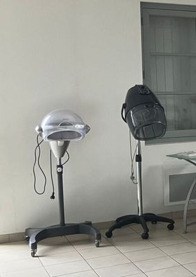 VENDU SUR DESIGNATION. 1 casque à mise en pls sur pied