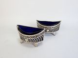 lot de deux plats sur pied en verre argenté et bleu cobalt