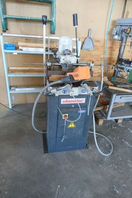 une photo d'un établi dans un garage avec de nombreux outils