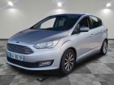 La voiture argentée est garée dans une pièce au sol en damier.