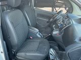 l'intérieur d'une voiture, la portière ouverte et le siège conducteur relevé