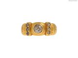 gros plan d'une bague en or avec des diamants sur fond blanc