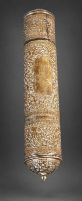 un grand vase en verre orné d'un motif doré