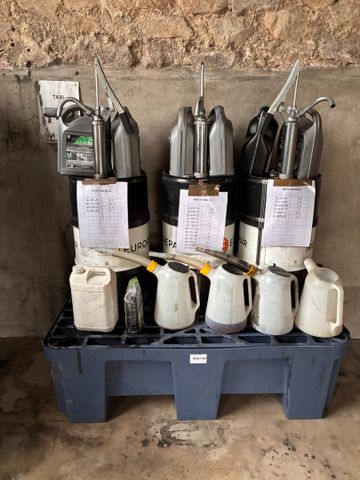 Trois fûts de 60 litres d’huiles : une pleine (5W30 C4), une à en...