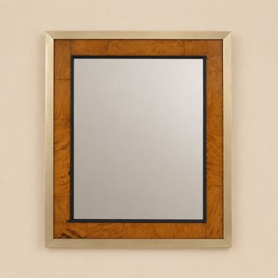 un miroir sur le mur au-dessus d'un lavabo dans une salle de bains