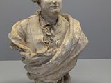 buste en marbre représentant un homme en costume-cravate, assis sur une table