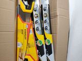 une boîte en carton contenant tout un tas d'objets divers