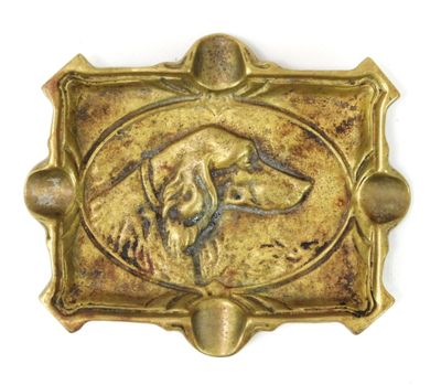 une photo d'une plaque en laiton sur laquelle figure la tête d'un chien