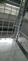 Un lot de 5 colonnes de rayonnage en acier galvanisé en très… (photo 4)