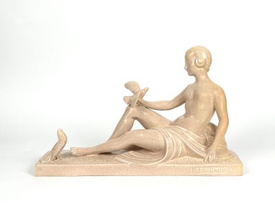 statue représentant une femme assise par terre avec un livre