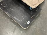 un skateboard posé sur un morceau de bois
