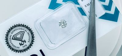 une paire de ciseaux posée sur une feuille de papier