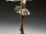 une image représentant une statue en bronze d'une ballerine posée sur un socle