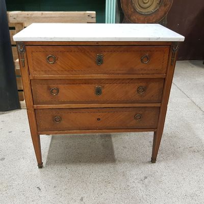 une commode en marbre exposée dans un magasin