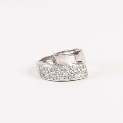 une image d'une bague en diamant sur fond blanc