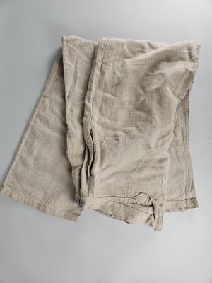 des serviettes en lin sur une table blanche, avec un couteau et une fourchette