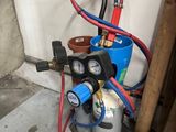 une image d'un détendeur de propane muni d'un tuyau