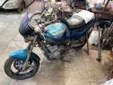 une moto bleue garée sur le bord de la rue