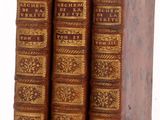 deux vieux livres posés l'un sur l'autre sur une table