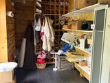 une photo d'une pièce avec un réfrigérateur et des étagères