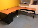 une photo d'un bureau d'angle dans un bureau