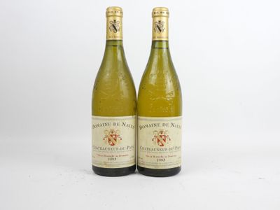 deux bouteilles de vin posées l'une à côté de l'autre sur une surface blanche