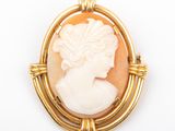 une broche-cameo en or et nacre représentant une femme de profil