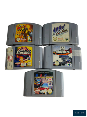quatre cartouches de jeux Nintendo empilées les unes sur les autres sur une surface blanche