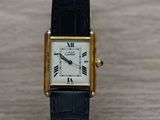 gros plan d'une montre-bracelet avec des chiffres romains