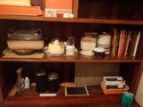 une bibliothèque remplie d'ouvrages dans une pièce