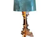 une lampe de table surmontée d'un abat-jour bleu