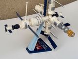 une petite maquette de station spatiale posée sur une table