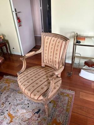 une chaise posée sur un tapis dans une pièce