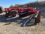 une photo d'un tracteur et d'une charrue dans un champ