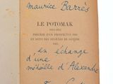 un livre ouvert, sur lequel figure un titre écrit à la main, posé sur une table