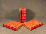 deux livres rouges posés l'un sur l'autre