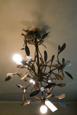 LUSTRE en fer forgé à décor floral feuillagé à multiples bra…