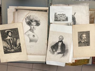 un tas de vieux livres posés sur une table